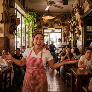 Camarera feliz
